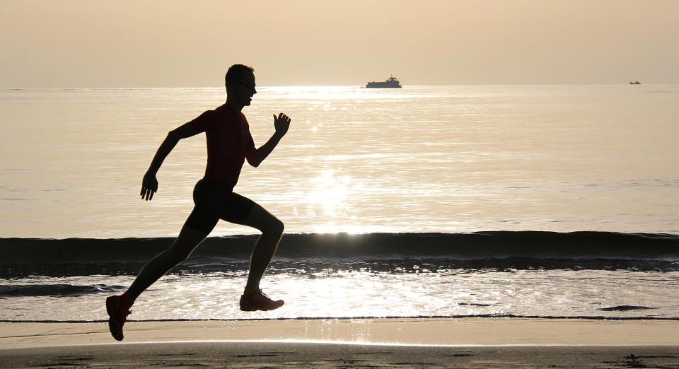 Laufen am Strand wird gerne romantisiert, aber in diesem Bild, aufgenommen im Januar 2013 auf Lanzarote, passt alles zusammen. Henrik schwebt über den festen Sand vor der aufgehenden Sonne.